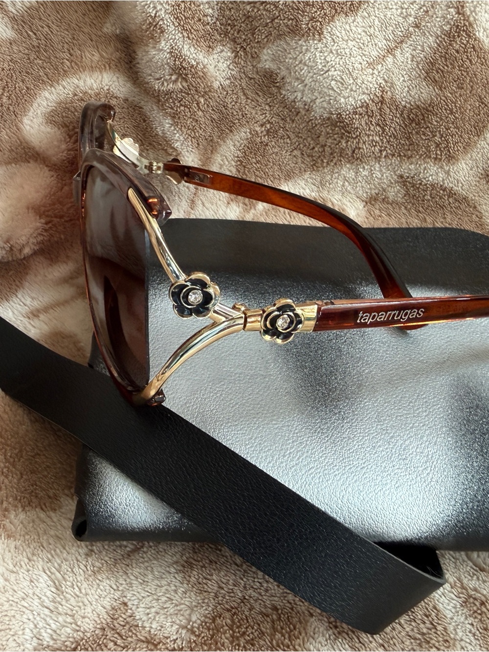 Taparrugas Women Tortoiseshell oversized Sunglasses Floral Accent in case NWOT